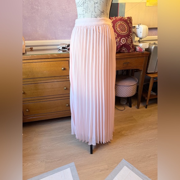 Elegant Pleated Maxi Skirt in Light Pink - Picture 5 of 11